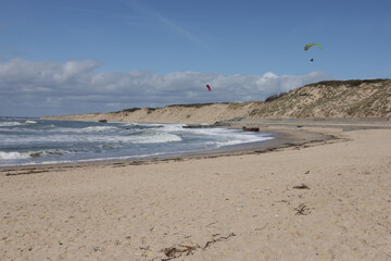 Plage à Soulac-sur-Mer avec des bunkers et des piscines pour protéger contre l’érosion