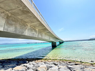 Obraz premium 沖縄の離島と本島を繋ぐ橋と海