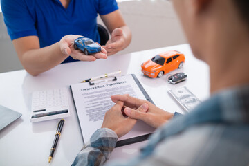 Car dealers recommend car to customers before entering into sales contracts so that customers can get the car they like before paying contract money. Concept of making sales contract with distributor - obrazy, fototapety, plakaty