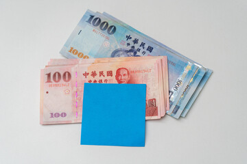 Adhesive note on Taiwanese dollar banknote - 778693471