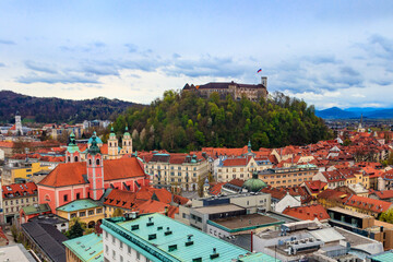 Fototapeta na wymiar View of the old town and the medieval Ljubljana castle on top of a forest hill in Ljubljana, Slovenia