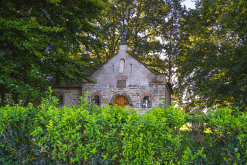 Fototapeta na wymiar Eine kleine und versteckte Kapelle am Pilgerweg.