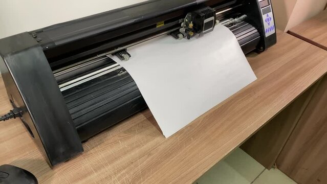 paper plotter. flatbed plotter. computer mouse. slow motion video. High-quality shooting in 4K format.