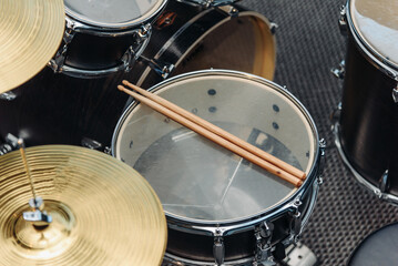 wooden drumsticks on drum set