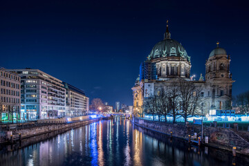 Fototapeta premium Berliner Dom bei Nacht