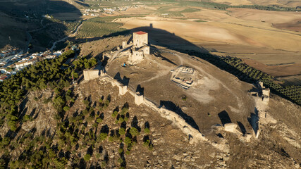 vista del antiguo castillo nazarí del municipio de Teba en la provincia de Málaga, España