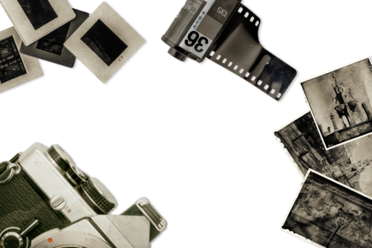 appareil photo argentique, film, diapositives et tirages papier sur fond transparent