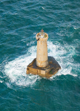 Vue aerienne d'un phare au milieu de la mer, le phare du Four en Bretagne, dans le Finistere