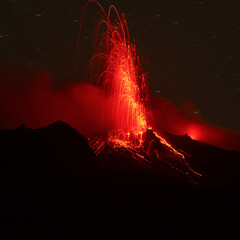 malerische Eruption des Vulkans Stromboli in Sizilien