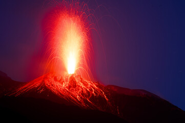 Mächtige Eruption des Vulkans Stromboli in Sizilien