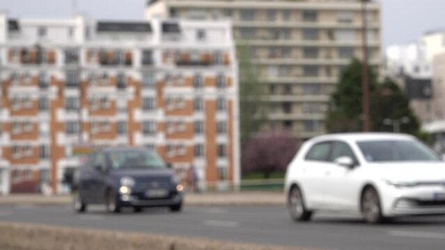 Route et circulation de v&eacute;hicules avec vue floue