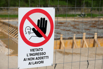 Construction site sign with the writing in Italian which means Entry to non-workers prohibited for...