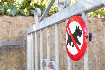 Schild kennzeichnet Hundeverbot an einem Friedhof