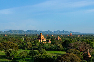 Fototapeta na wymiar The magical town, Bagan with million of stupa and pagoda spreading across the green field 