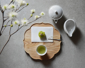 宇治茶と練り切り、白花万作のコーディネート　Japanese sencha green tea with...