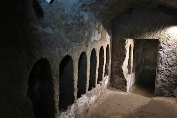 Napoli - Scolatoi nelle Catacombe di San Gaudioso