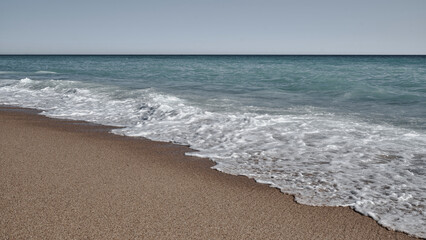 el mar, la playa, la arena dorada, el verano en una playa mediterránea