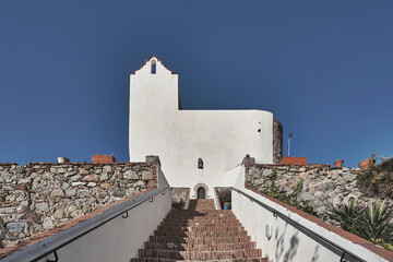 Iglesia de fachada blanca en un pueblo pintoresco del mediterráneo
