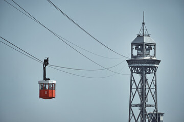 Funicular o teleférico para transporte de personas de la montaña al puerto en la ciudad de...