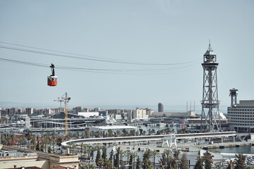 Funicular o teleférico para transporte de personas de la montaña al puerto en la ciudad de Barcelona.