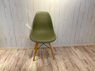 レトロポップなグリーンの椅子
