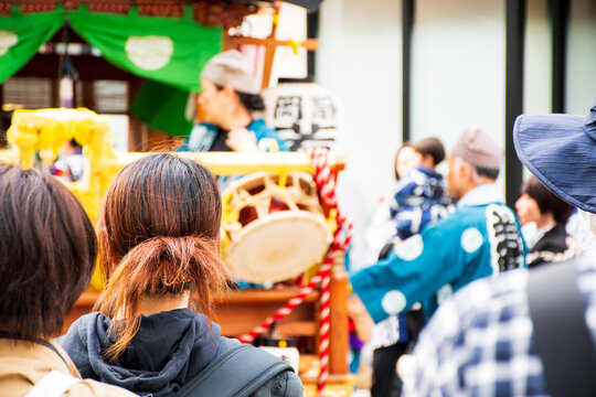 太鼓を叩く祭り神輿の集まり