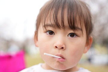 春の訪れを喜ぶ、花見する女の子