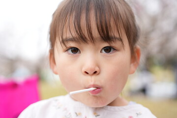 春の訪れを喜ぶ、花見する女の子