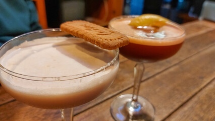 Close up von Cocktails mit einem Keks