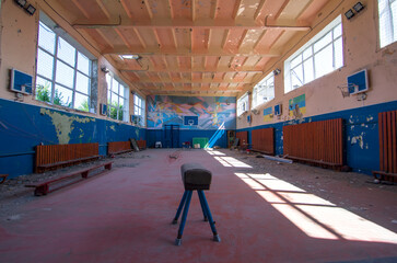 Zniszczona przez działania wojenne sala gimnastyczna w Donbasie na Ukrainie