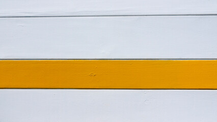 Tablones amarillos y blancos en pared de kiosco