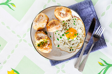 baked potatoes with fried eggs - 778953630