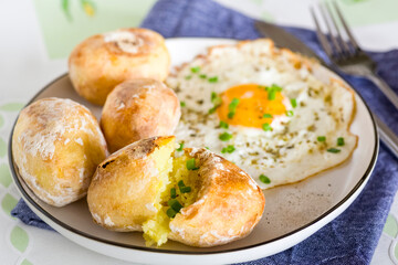 baked potatoes with fried eggs - 778953688