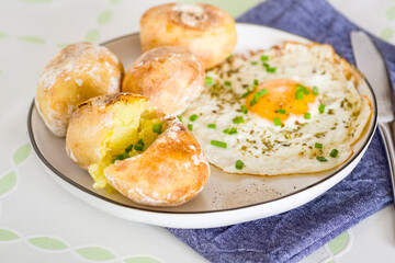 baked potatoes with fried eggs - 778953689