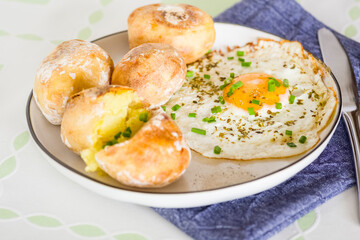 baked potatoes with fried eggs - 778953690