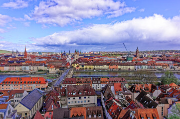 Obraz premium A beautiful day in the medieval city of Wurzburg on a rainy day.
