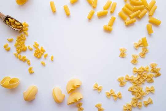 Pasta seca sobre fondo blanco