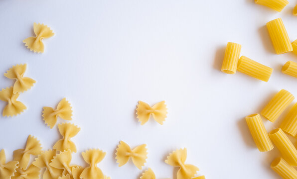 Pasta seca sobre fondo blanco