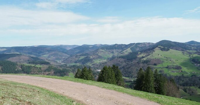 Fröhnd im Wiesental, naturpark im Südschwarzwald. Panoramablick vom Ittenschwander Horn, Gleitschirm-Landeplatz. Nach Nordwesten über Schönau zum Belchen und Feldberg im Nordosten
