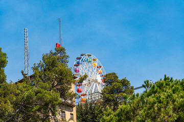 Riesenrad im Vergnügungspark Parc d’atraccions Tibidabo in Barcelona, Spanien - obrazy, fototapety, plakaty