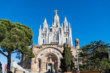 Die Kirche Temple Expiatori del Sagrat Cor auf dem Tibidabo in Barcelona, Spanien - obrazy, fototapety, plakaty