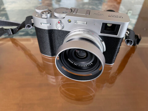 Un appareil photo fujifilm x100v
