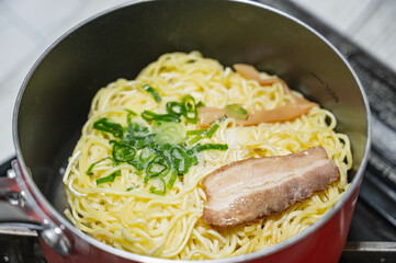 鍋に入れた冷凍ラーメン