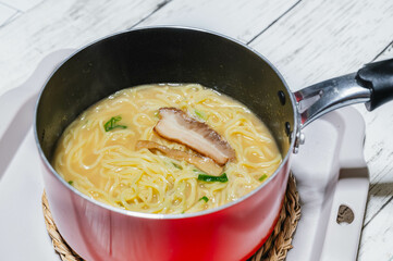 鍋で作る冷凍ラーメン　鶏白湯ラーメン