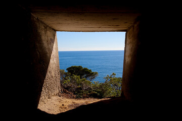 Vistas al mar desde una ventana de un túnel 