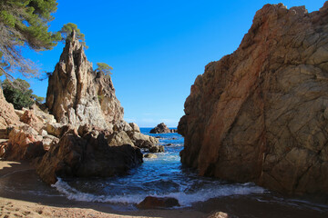 Cala muy estrecha entre rocas puntiagudas