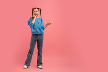 Girl posing with peace sign on pink background - obrazy, fototapety, plakaty