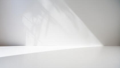 Base o mesa de color  blanco y una pared lisa blanca y sombras, detalle de una habitación vacía