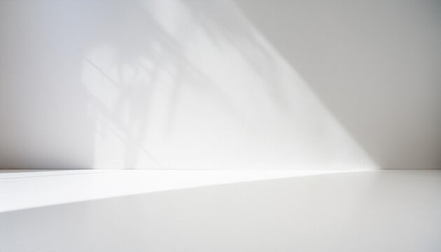 Base o mesa de color  blanco y una pared lisa blanca y sombras, detalle de una habitaci&oacute;n vac&iacute;a