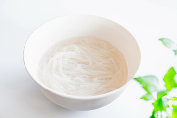 茹でたフォーの麺